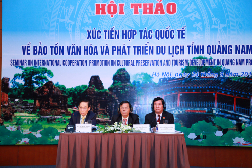 Thứ trưởng Bộ VHTTDL Huỳnh Vĩnh Ái, Phó Chủ tịch UBND tỉnh Quảng Nam Nguyễn Chín, Thứ trưởng Bộ Ngoại giao Lê Hoài Trung chủ trì hội thảo